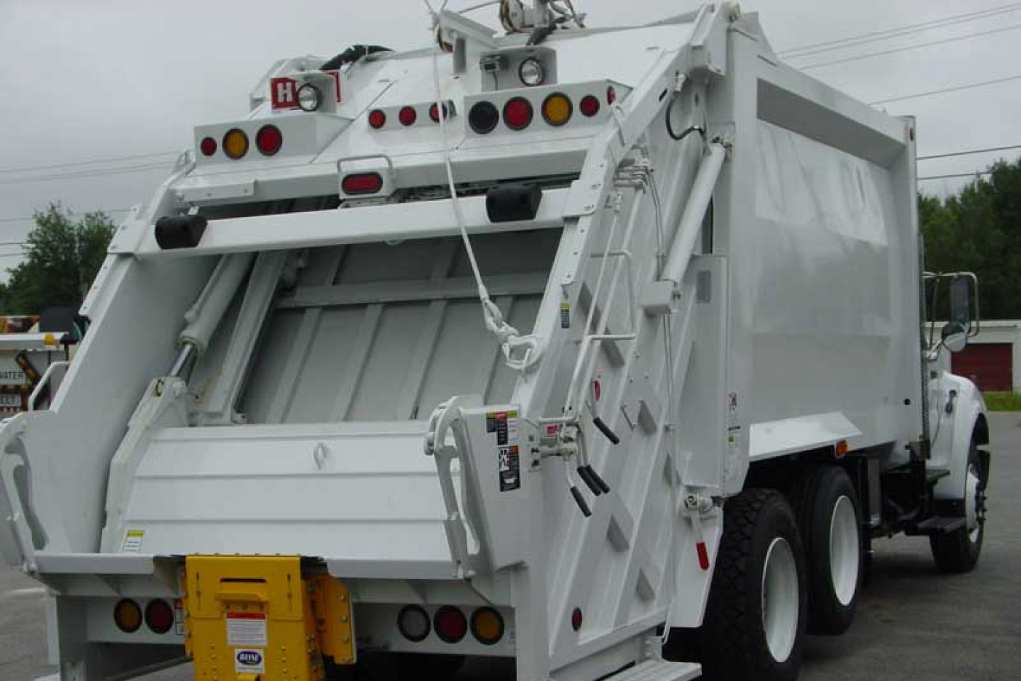 dump-truck-body-installation-hermon-me-maine-equipment-company